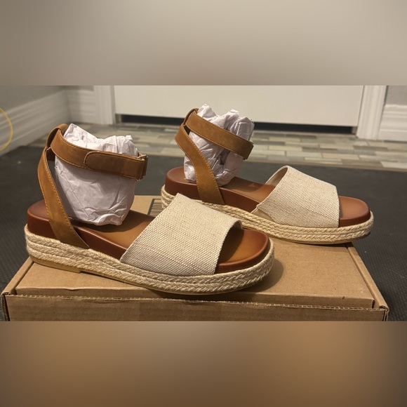 Dream Pairs girls Tan and Cream Wedge Sandals. - Picture 4 of 7